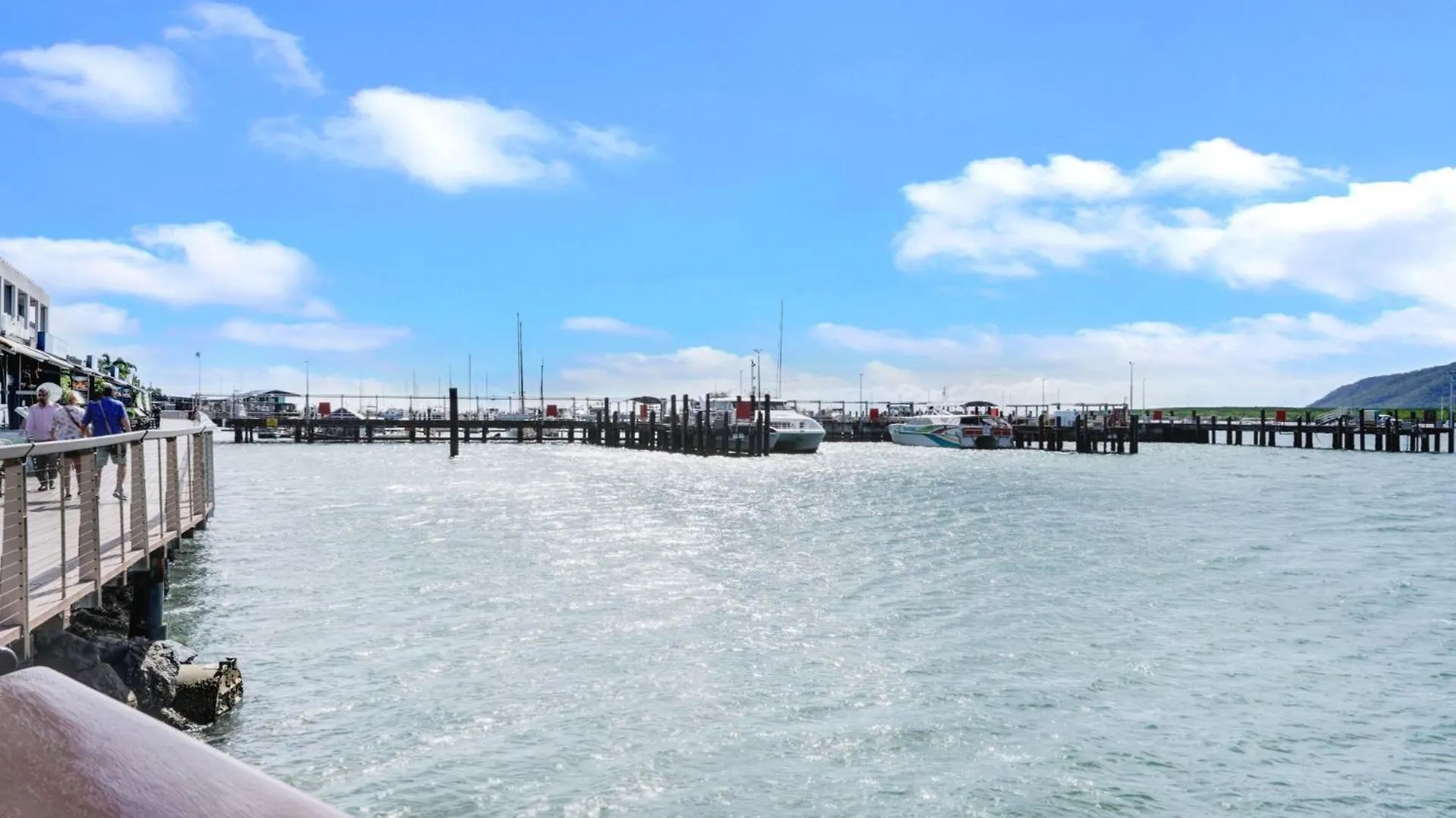 903 Harbour Lights With Ocean Views Apartment Cairns